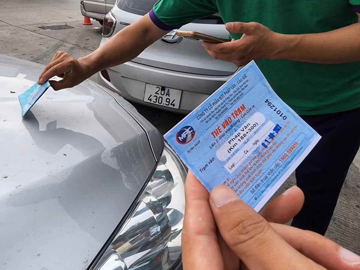 Vé tạm được phát cho các tài xế không kịp dán thẻ để tiếp tục lưu thông trên tuyến Pháp Vân - Cầu Giẽ.