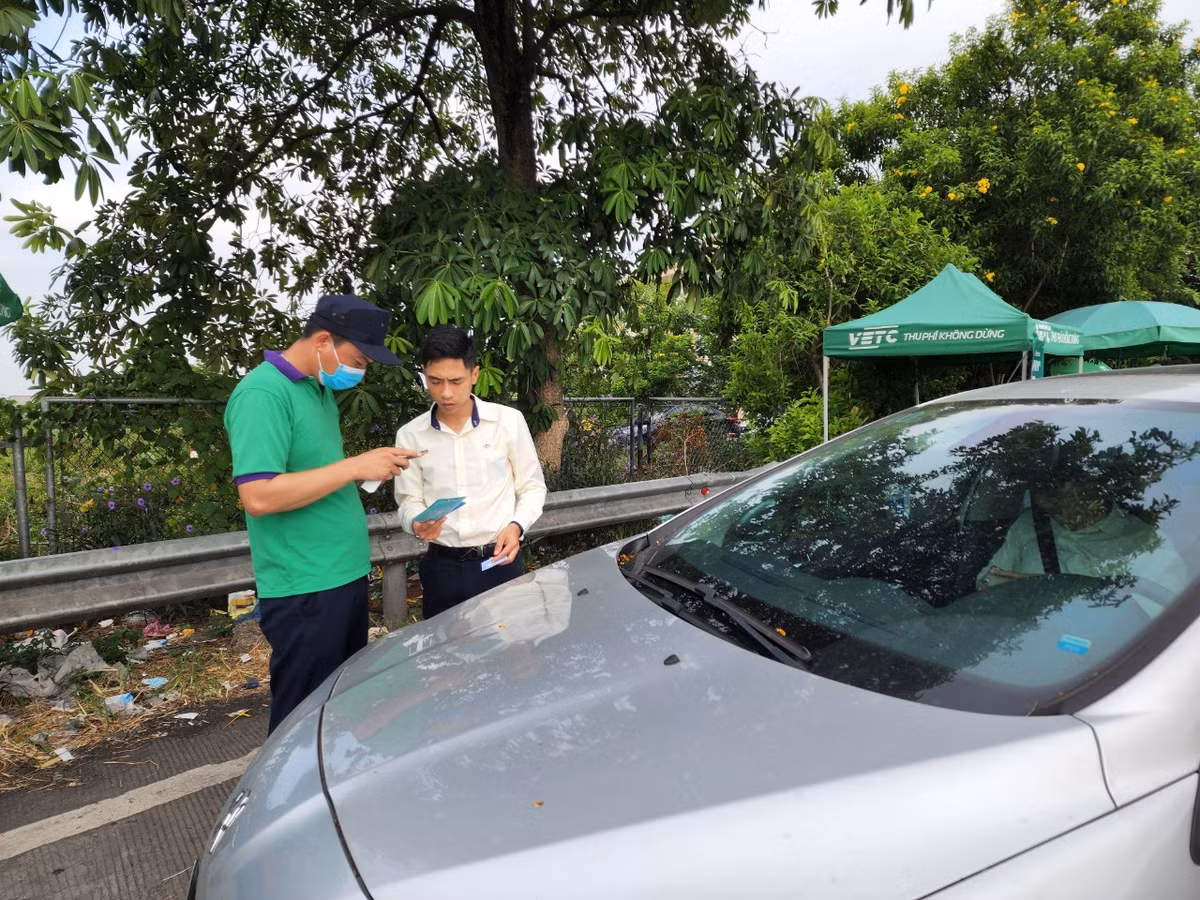Lượng phương tiện dừng lại để được hỗ trợ dán thẻ ETC, nạp tiền tăng cao lúc gần 9h sáng tại trạm thu phí Pháp Vân - Cầu Giẽ. Lực lượng chức năng liên tục nhắc nhở các tài xế đỗ xe an toàn và đảm bảo cho giao thông thông suốt.