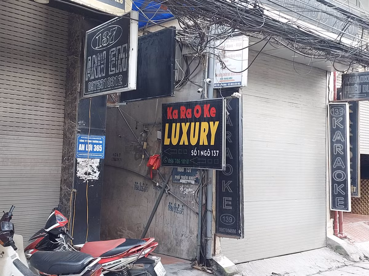Hà Nội: Nguy cơ cháy nổ từ loạt quán karaoke ở phố Triều Khúc - Hình 5 Ha Noi: Nguy co chay no tu loat quan karaoke o pho Trieu Khuc-Hinh-5