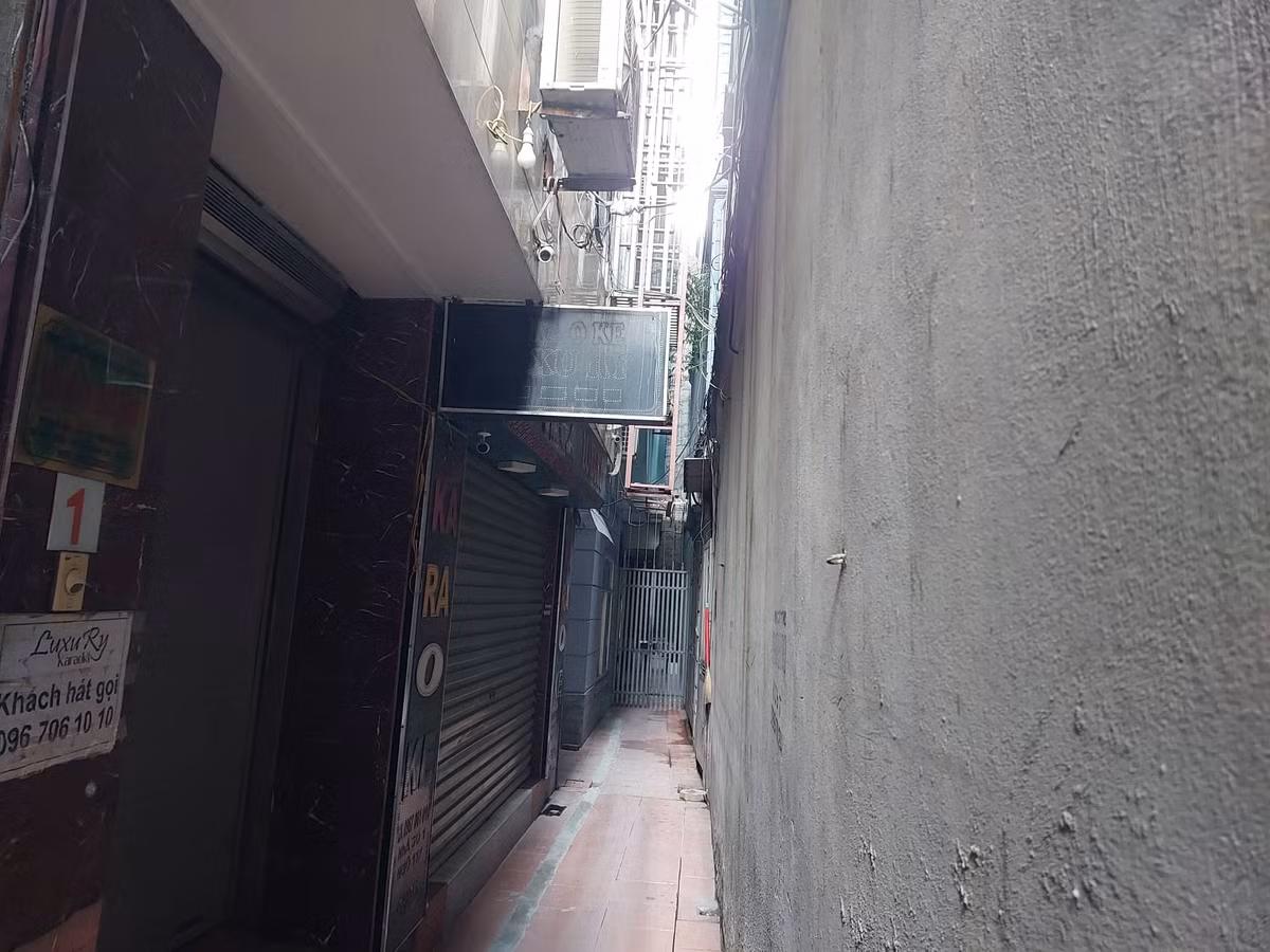 Hà Nội: Nguy cơ cháy nổ từ loạt quán karaoke ở phố Triều Khúc - Hình 9 Ha Noi: Nguy co chay no tu loat quan karaoke o pho Trieu Khuc-Hinh-9
