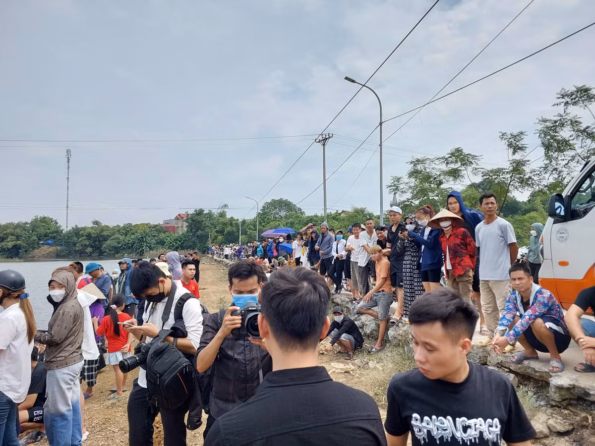 Từ trưa, hàng trăm người đã tụ tập tại cầu Cù Sơn, Vân Côn.