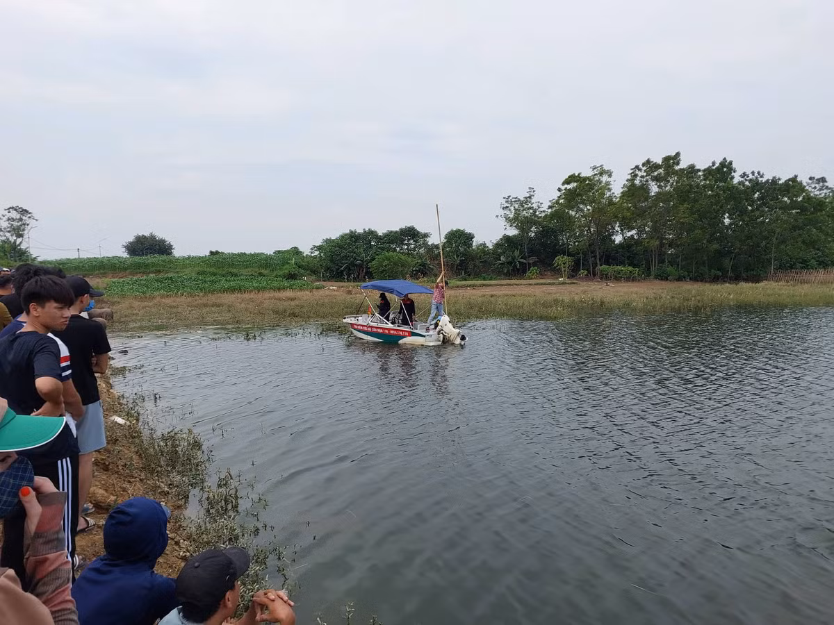 Ca nô cứu hộ cẩn thận dò tìm từng đoạn sông.