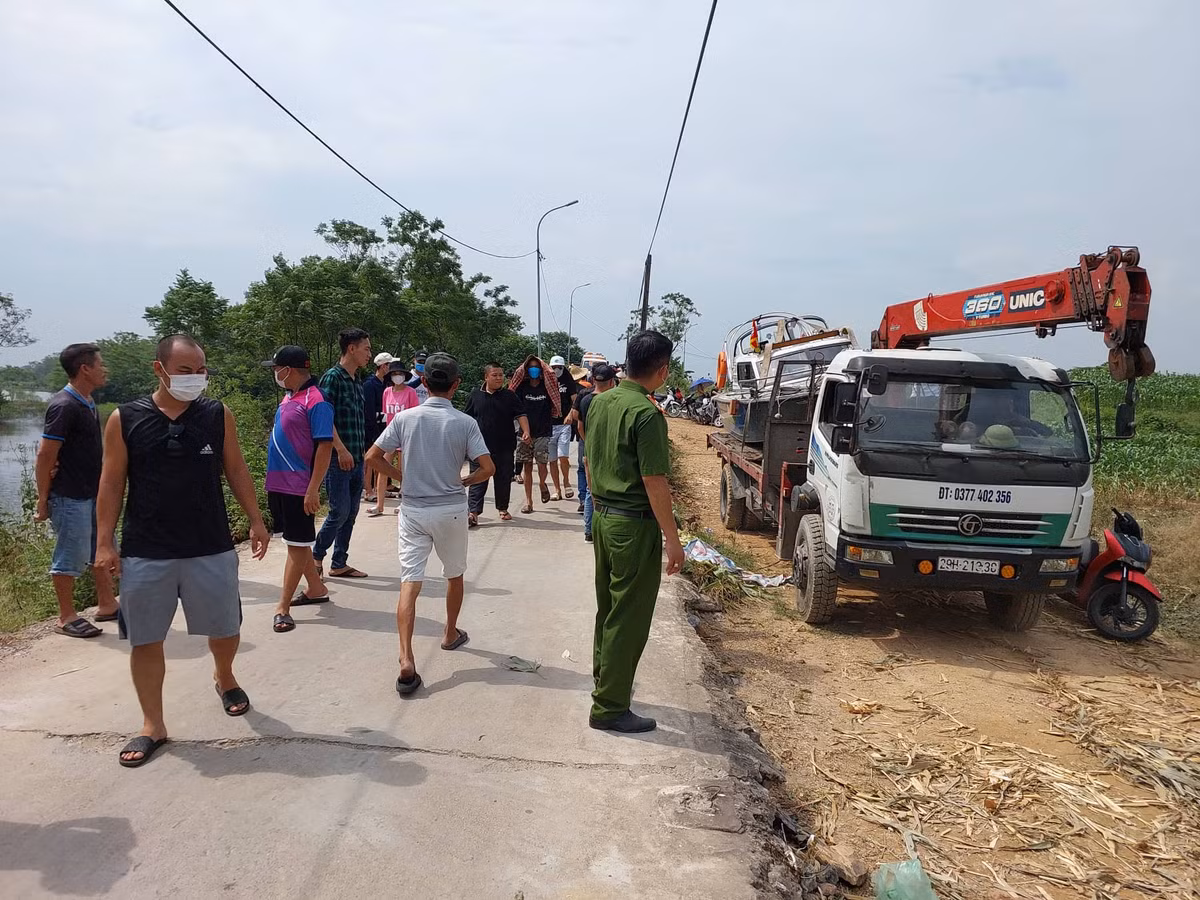 Các chiến sĩ công an cũng tham gia hỗ trợ điều phối người dân, dọn đường cho xe cứu hộ, xe chở ca nô đi vào hiện trường.