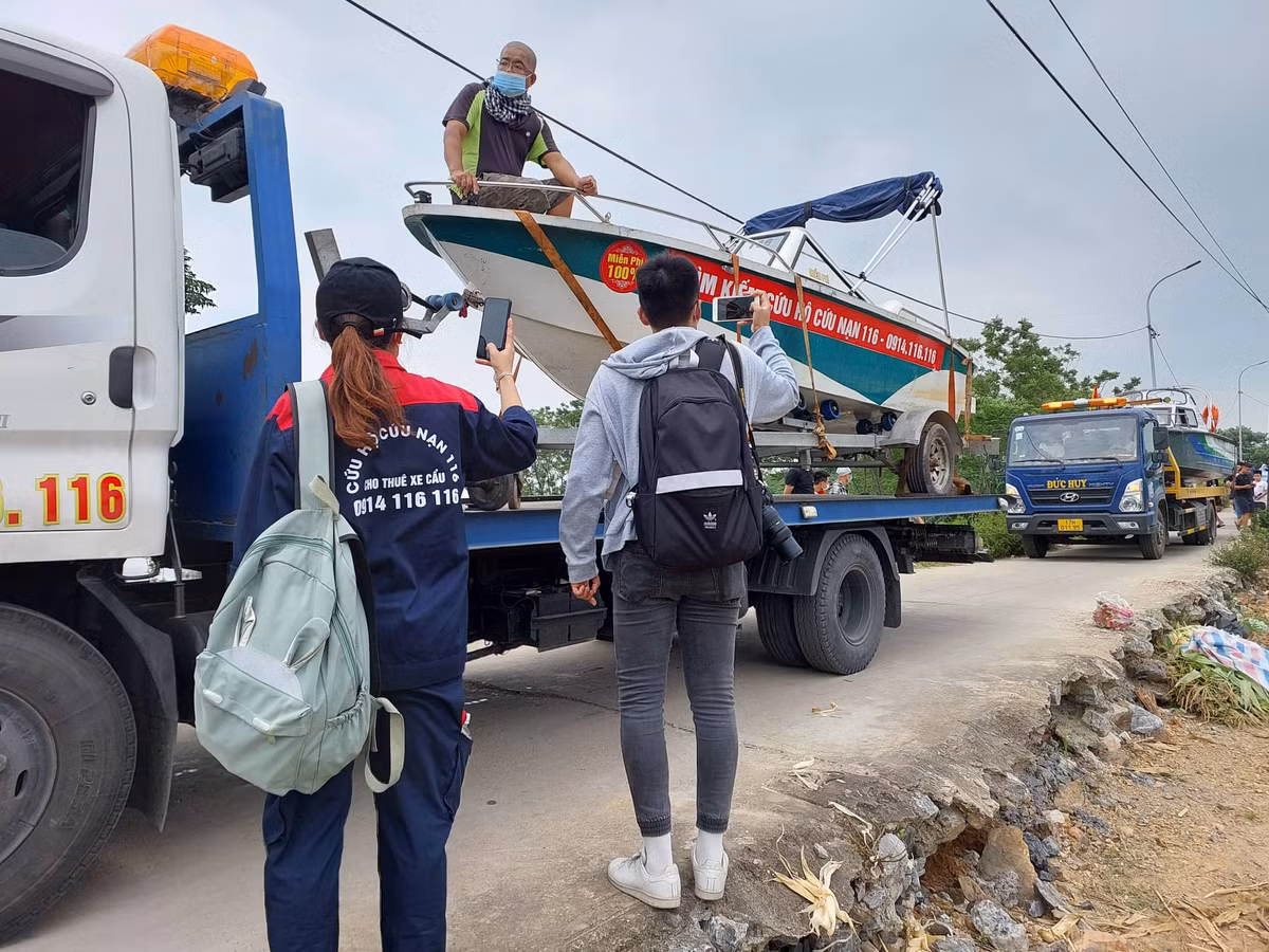 Các ca nô được vận chuyển vào bằng con đường chật hẹp