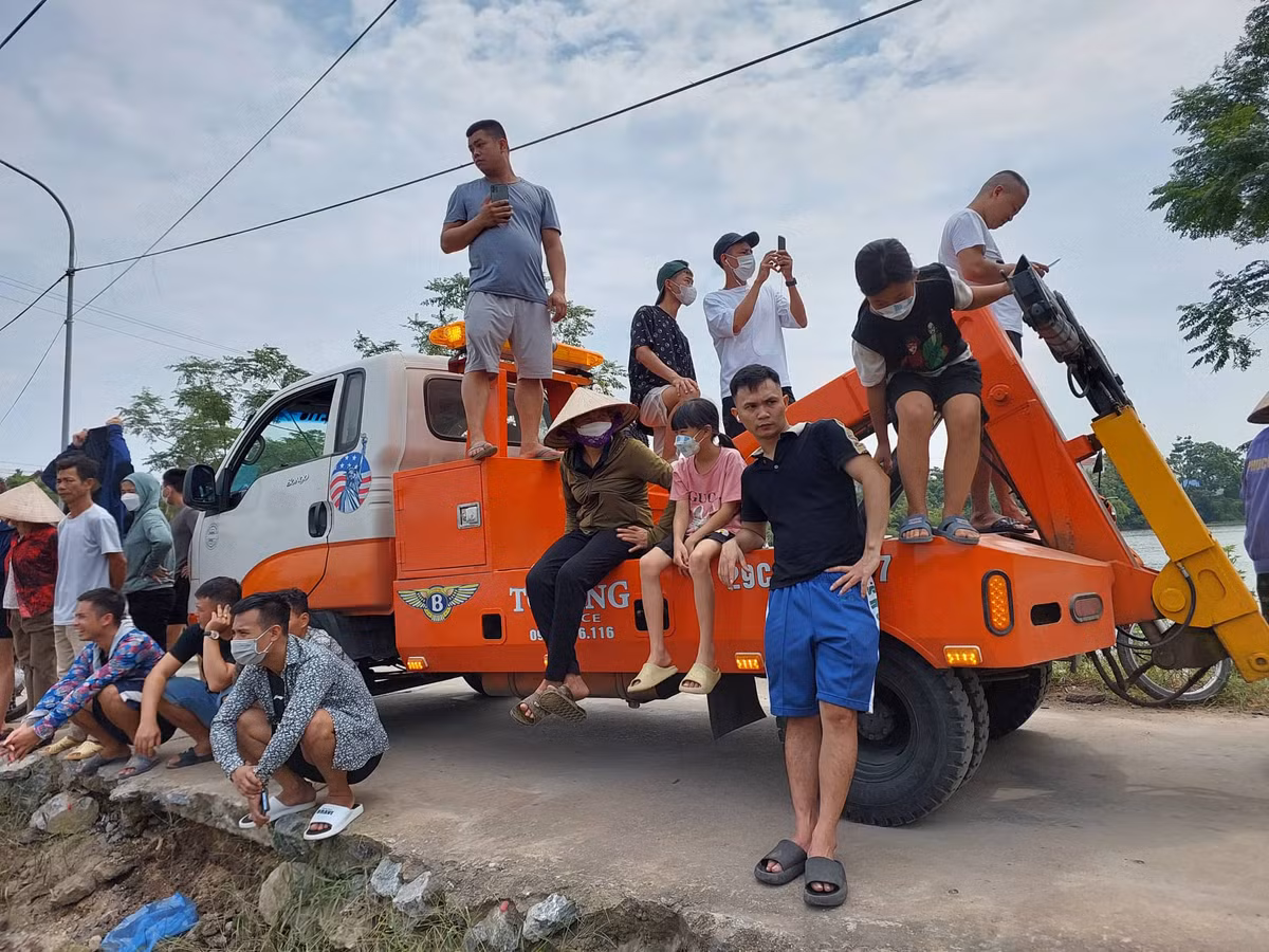 Người dân hiếu kỳ cũng đổ xô ra theo dõi công tác cứu hộ.