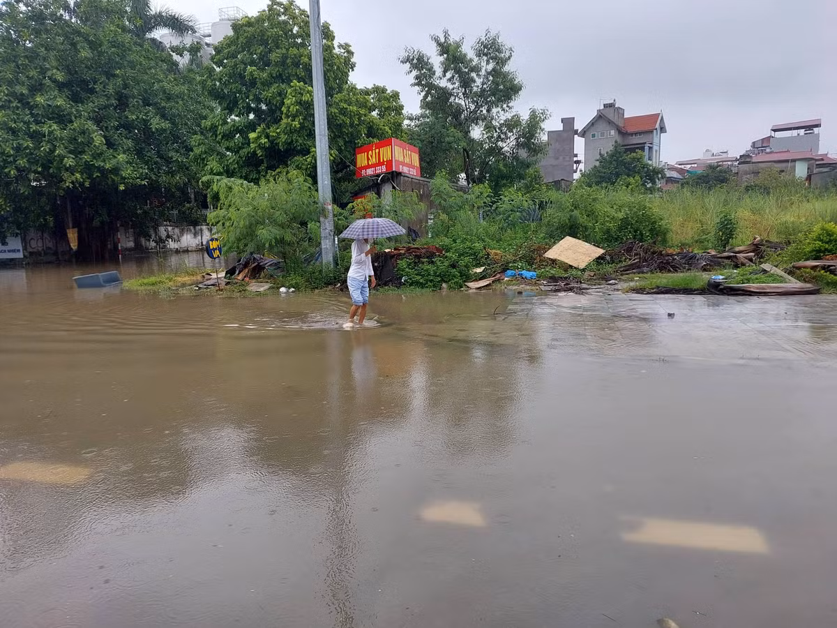 Người đi bộ cũng không khá khẩm hơn khi phải dò dẫm từng bước đi nếu không muốn bước hụt xuống các hố cống.