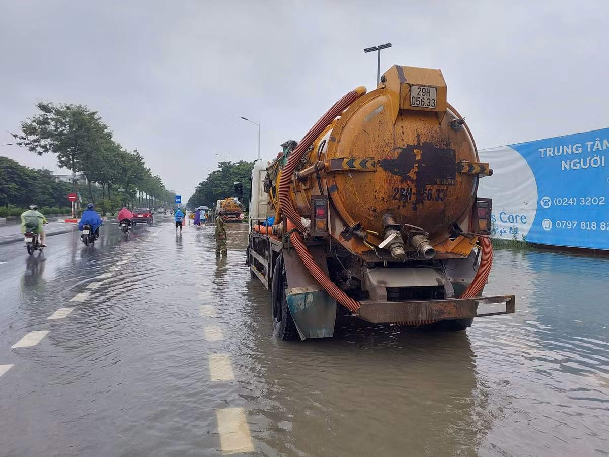 Trước cổng trường Cao đẳng FPT trên đường Trịnh Văn Bô - lối vào cụm công nghiệp Từ Liêm, nhiều xe bồn hút cống đã được huy động để ứng cứu tình trạng ngập lụt kéo dài.