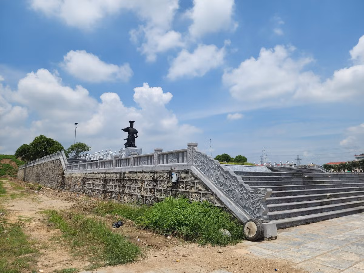 Đến năm 2020, UBND tỉnh Ninh Bình lại điều chỉnh một số hạng mục của dự án. Cụ thể, khu vực giáp đường quốc lộ 1A sẽ không xây dựng cổng thành, bãi đỗ xe như thiết kế mà chuyển thành tiểu cảnh tạo không gian cảnh quan. Dự án được điều chỉnh tổng số vốn từ 1.543 tỷ đồng xuống 1.430 tỷ đồng và dự kiến hoàn thành vào năm 2024.
