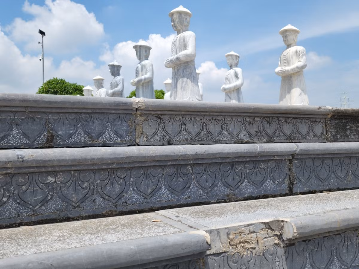 Dù được rót vốn hơn nghìn tỷ nhưng đến nay sau hơn 10 năm triển khai, dự án vẫn chậm tiến độ, nằm “đắp chiếu” trong một thời gian dài, nhiều hạng mục có dấu hiệu xuống cấp nghiêm trọng.