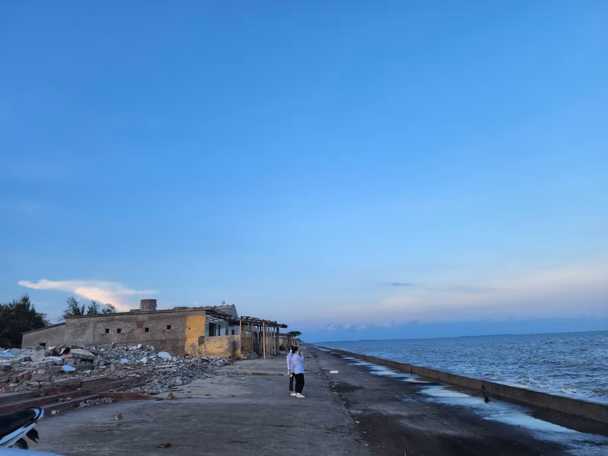 Hệ thống bờ kè biển Quất Lâm xuống cấp, thủy triều dâng cao "nuốt" trọn bãi biển cũng là một trong những nguyên nhân khiến du khách không tìm về khu du lịch này nữa vì nơi đây không có bất cứ dịch vụ vui chơi, giải trí, du lịch nào.