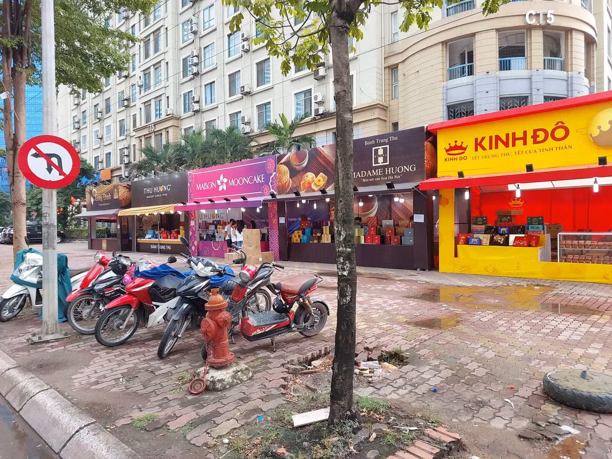 Ai cấp phép cho các quầy bánh Trung thu lấn chiếm vỉa hè Hà Nội? - Hình 2 Ai cap phep cho cac quay banh Trung thu lan chiem via he Ha Noi?-Hinh-2