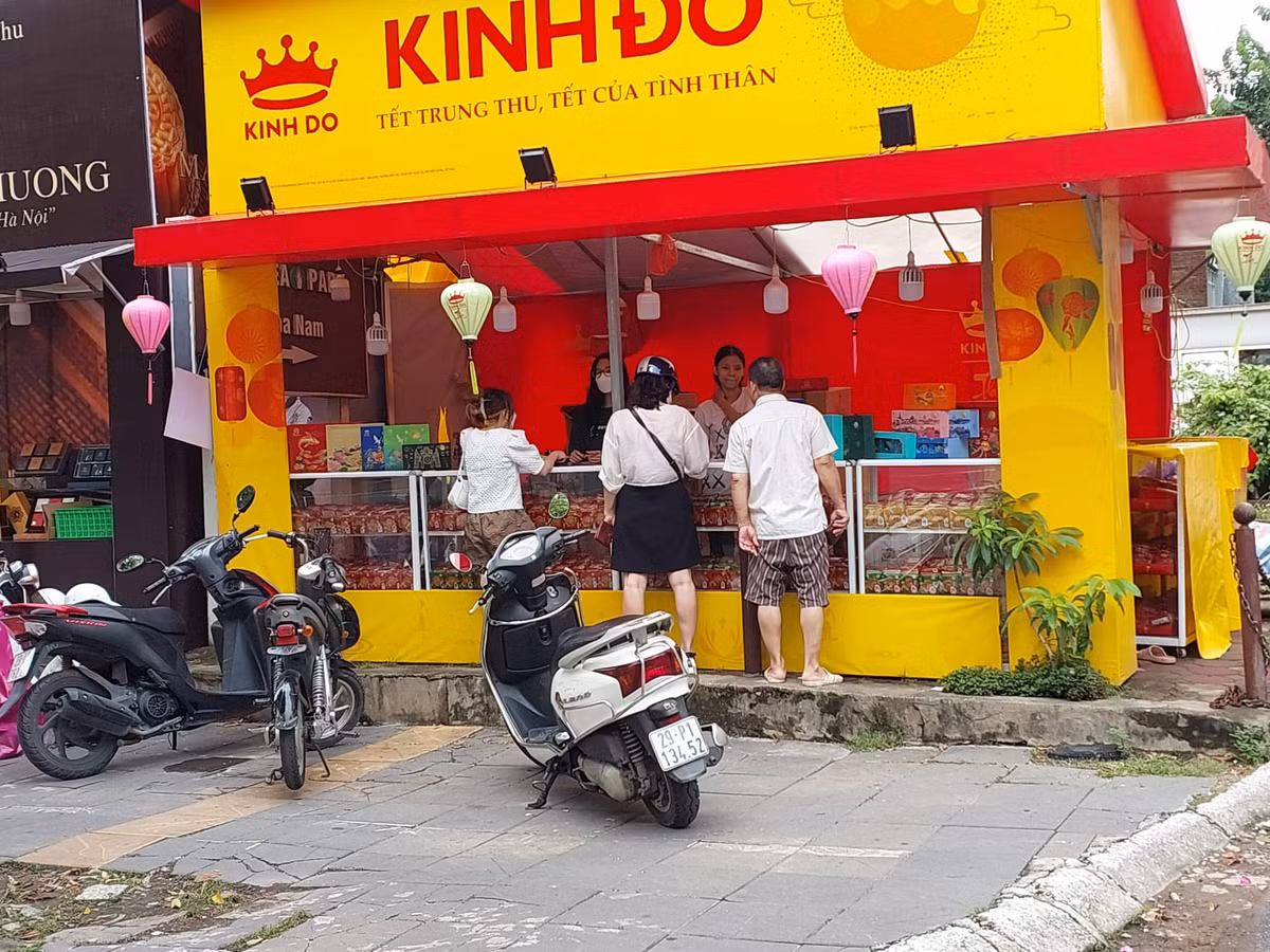 Một người dân ở Cầu Giấy cho biết, năm nào cũng vậy, cứ đến mùa Trung thu, các thương hiệu bánh Trung thu đều dựng những gian hàng di động lấn chiếm vỉa hè. Vào giờ cao điểm rất dễ tắc đường. Cơ quan chức năng cần xử lý triệt để việc lấn chiếm vỉa hè để buôn bán, trong đó có bán bánh Trung thu.