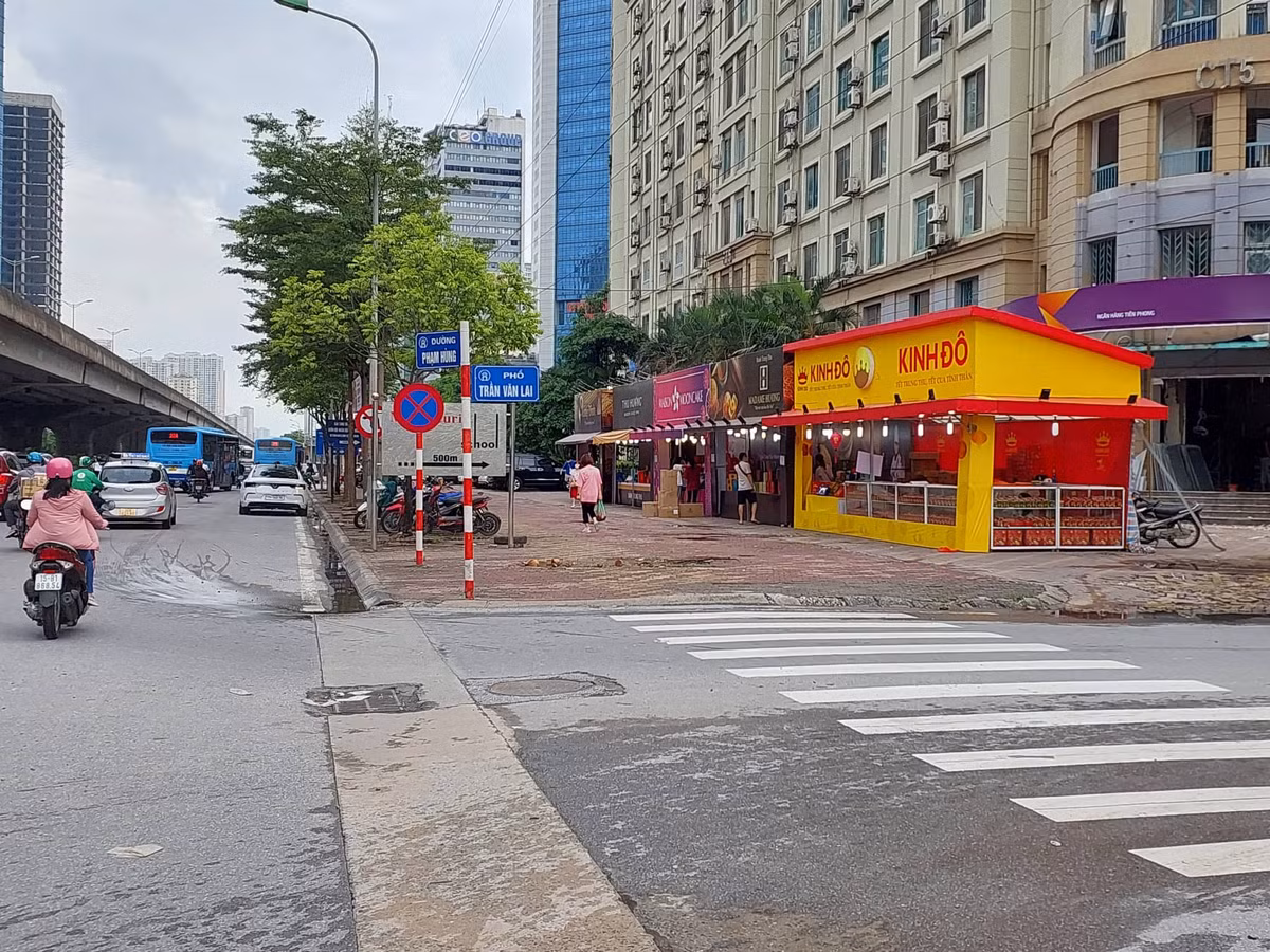 Ai cấp phép cho các quầy bánh Trung thu lấn chiếm vỉa hè Hà Nội? Ai cap phep cho cac quay banh Trung thu lan chiem via he Ha Noi?