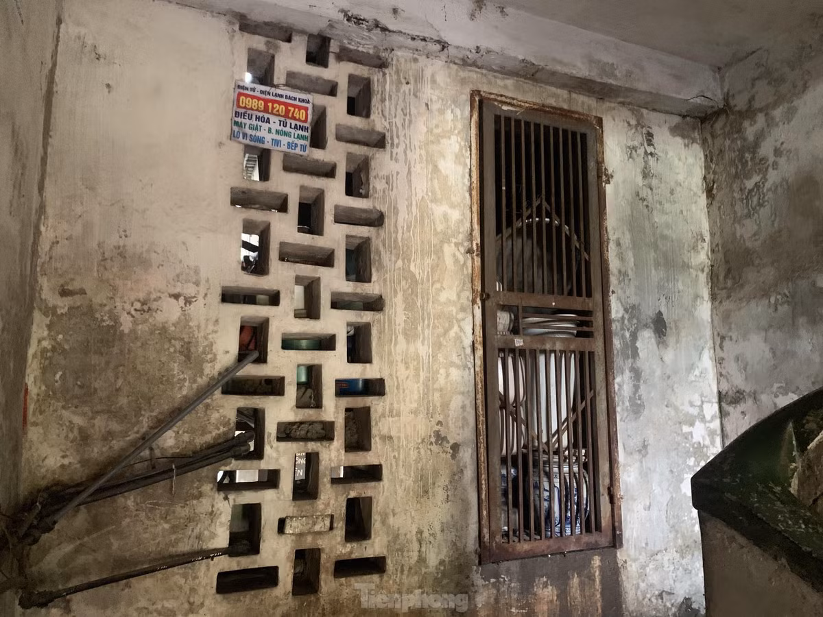 Theo cư dân sinh sống tại Khu tập thể Viện Hóa học thì cả khu nhà bị rung lắc mạnh khi có ô tô hoặc tàu hỏa chạy qua, mưa to thì dột, luôn luôn thiếu sáng. Thậm chí một vài năm gần đây, khu nhà đã có dấu hiệu bị nghiêng 