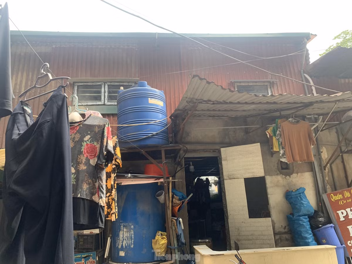 Mỗi phòng ban đầu chỉ có diện tích 18m2 và bố trí cho khoảng 4 - 7 người. Sau đó, các cán bộ tự thương lượng chuyển giao cho công nhân viên khi lập gia đình.