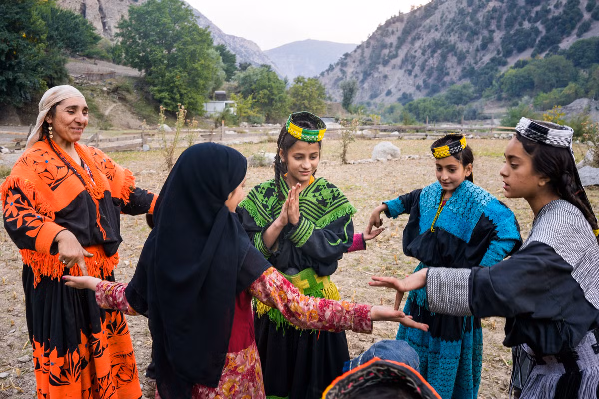 Một thông tin đau lòng nữa về cuộc sống của người Kalash đó là có một số bài báo đưa tin phụ nữ trẻ của bộ tộc buộc phải cải sang đạo Hồi. Đây là vấn đề ảnh hưởng tới hầu hết những bộ tộc thiểu số không phải đạo Hồi tại Pakistan. Một số người Hồi giáo đã khuyến khích người Kalash đọc kinh Koran để họ chuyển sang đạo Hồi.