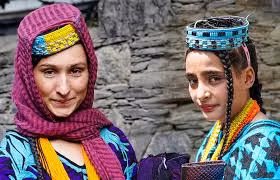 Trái ngược với văn hóa xung quanh Pakistan, người Kalash nói chung không phân biệt nam nữ. Tuy nhiên, các cô gái và phụ nữ khi có kinh nguyệt sẽ được gửi tới sống ở "Bashaleni", tòa nhà nguyệt san của làng khi đến kỳ cho tới khi họ lấy lại được "sự thuần khiết".