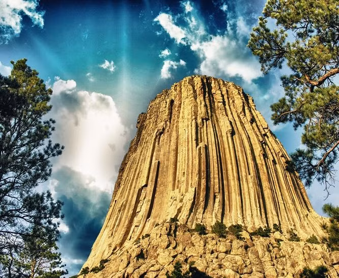 Tháp Quỷ, tiểu bang Wyoming, Mỹ Tháp Quỷ là một khối đá độc đáo cao hơn 1.558 mét so với mực nước biển. Tọa lạc giữa vùng đá trầm tích bao quanh, đá Tháp Quỷ nổi tiếng với rất nhiều giai thoại kỳ bí. Điểm chung của những giai thoại này đều là hình ảnh ngọn núi thiêng và con gấu hung dữ. Đó cũng chính là lý do vì sao xung quanh vách núi thẳng đứng có vô số vết nứt được cho là do gấu cào.