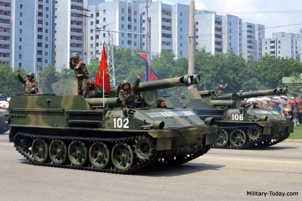 Trông pháo Triều Tiên giống như các khẩu pháo thời CTTG 2 hơn, không có tháp pháo khiến việc xoay hướng bắn khó khăn hơn, binh sĩ trong tháp pháo không được bảo vệ bởi mảnh bom pháo bắn vào. Nguồn ảnh: Military-Today