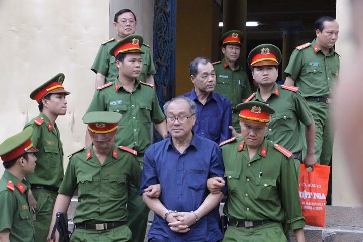 Phạm Công Danh và Trầm Bê trong phiên xử chiều nay.