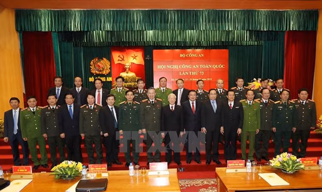 Tổng bí thư Nguyễn Phú Trọng chụp ảnh chung với các đại biểu dự hội nghị.