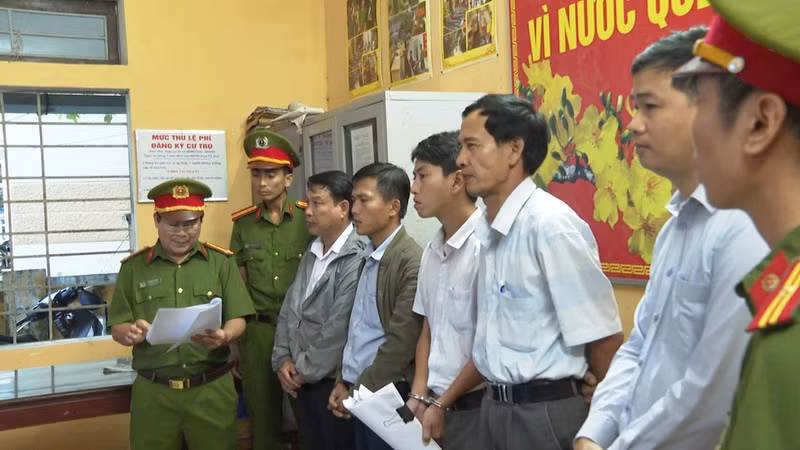  6. Nguyên chủ tịch phường ở Huế và 4 nhân viên bị bắt: Ngày 3/11, Công an tỉnh Thừa Thiên - Huế đã quyết định khởi tố bị can, bắt tạm giam Nguyễn Văn Hòa (50 tuổi, trú tại TP Huế - nguyên Chủ tịch UBND phường Thủy Xuân); Dương Văn Quỳnh (36 tuổi, trú tại TP Huế); Nguyễn Lê Mạnh Hiền (37 tuổi, trú tại TP. Huế ; Hà Xuân Dẫn (56 tuổi, trú tại thị xã Hương Trà) và Hoàng Thiện Tín (33 tuổi, trú tại thị xã Hương Trà cả 5 người đều bị khởi tố về tội tội thiếu trách nhiệm gây hậu quả nghiêm trọng.