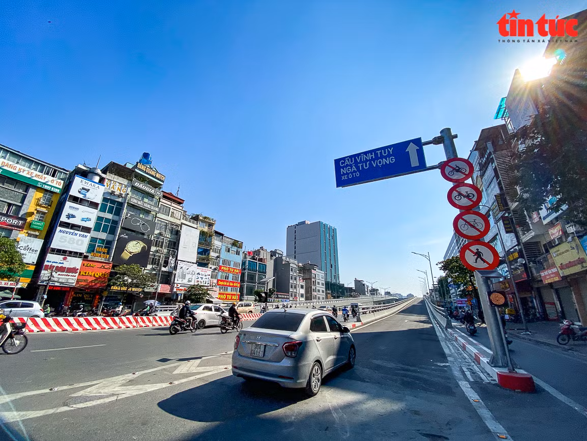 Việc thí điểm điều chỉnh tổ chức giao thông tại nút giao Ngã Tư Sở được thực hiện như sau: Cấm các phương tiện trên đường Tây Sơn (dưới thấp) rẽ trái và đi thẳng qua nút giao Ngã Tư Sở, các phương tiện lưu thông theo hướng từ Tây Sơn rẽ phải liên tục ra đường Láng và quay đầu tại điểm mở dải phân cách trên đường Láng để đi thẳng ra đường Trường Chinh hoặc rẽ phải liên tục ra đường Nguyễn Trãi. (Ảnh Báo Tin Tức).