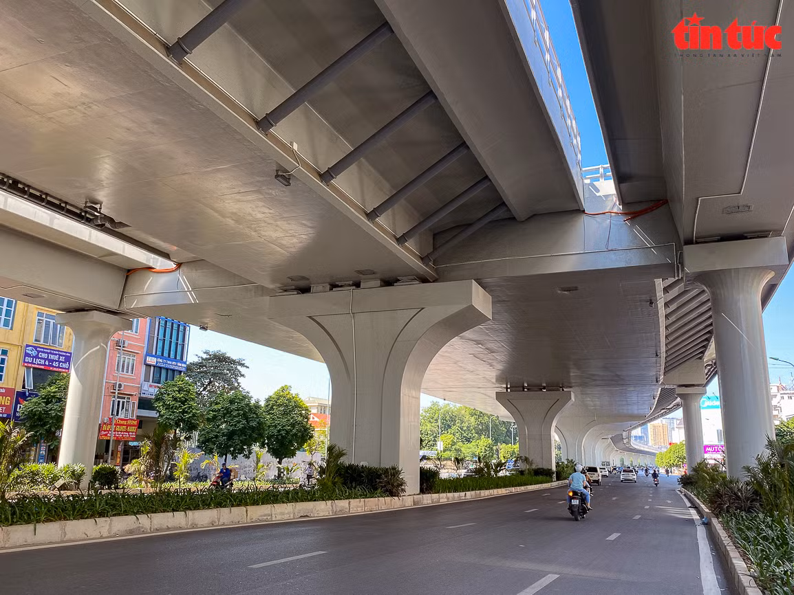 Sau khi đưa vào khai thác, đường Vành đai 2 trên cao được kỳ vọng sẽ giúp giao thông khu vực đường Trường Chinh, đặc biệt tại nút giao Ngã Tư Sở được giảm tải với hệ thống giao thông hai tầng. (Ảnh Báo Tin Tức)