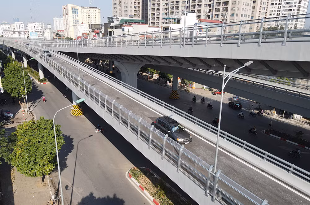 Việc tổ chức cho các phương tiện tham gia lưu thông trên tuyến đường Vành đai 2 dưới thấp (đoạn Ngã Tư Sở - Ngã Tư Vọng và ngược lại) theo sự hướng dẫn, điều tiết của hệ thống biển báo, sơn kẻ, đèn tín hiệu giao thông. (Ảnh Hà Nội Mới).