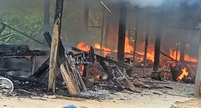  6. Cháy nhà lúc bố mẹ đi vắng, 2 chị em ruột tử vong thương tâm: Ngày 8/11,UBND xã Trà Linh, huyện Nam Trà My, tỉnh Quảng Nam - cho biết trên địa bàn xã vừa xảy ra vụ cháy nhà khiến 2 chị em tử vong. Thời điểm xảy ra hỏa hoạn, vợ chồng anh K. đưa một đứa con khác xuống nhà người quen trong làng có việc, để 2 con là cháu N.T.L. (SN 2016) và N.Đ.Q. (SN 2018) ở nhà. Do căn nhà của anh K. nằm biệt lập, cách xa khu dân cư nên đến khoảng 23h cùng ngày, người dân địa phương đi soi ếch, bắt cá tại khu vực mới phát hiện sự việc. 