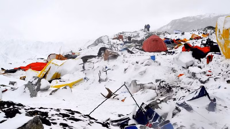 Ngày 25/4/2015, hơn 700 nhà leo núi bị mắc kẹt trên đường lên đỉnh Everest do một vụ lở tuyết đã chặn tất cả các lối xuống chân núi. Trận tuyết lở này là hệ quả của cơn động đất 7.8 độ richter làm rung chuyển thủ đô Kathmandu của Nepal. Vụ việc này thu hút rất nhiều sự quan tâm của truyền thông thời điểm đó.