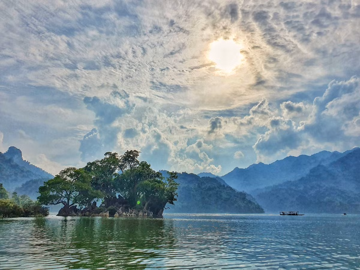 Những chỗ bị nước ngập hoá thành 3 cái hồ mênh mông như biển, nên người ta gọi là hồ Ba Bể.