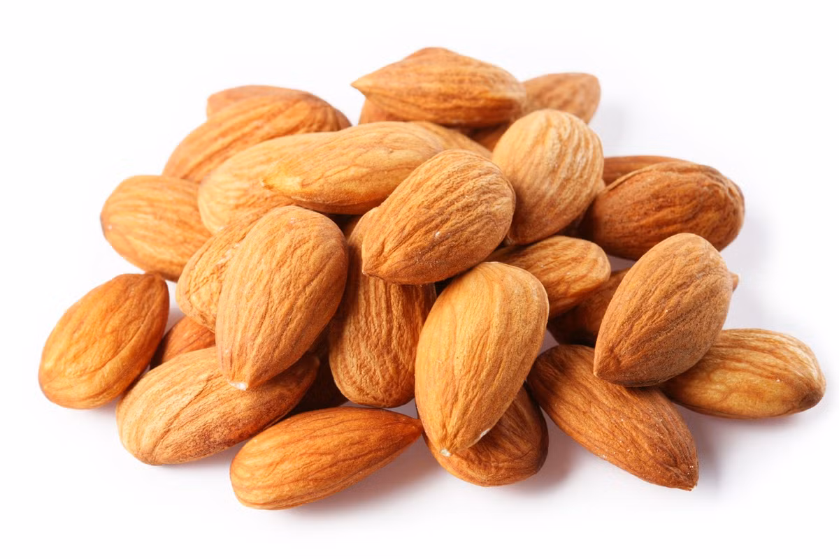  Quả hạnh nhân: Hạnh nhân chính là thực phẩm cung cấp vitamin E hoàn hảo, do nó có một lượng chất béo tốt cho sức khỏe. Khẩu phần ăn gồm nửa cốc chứa 46 hạt hạnh nhân nguyên vỏ cung cấp 100% lượng vitamin E được khuyến nghị hàng ngày.
