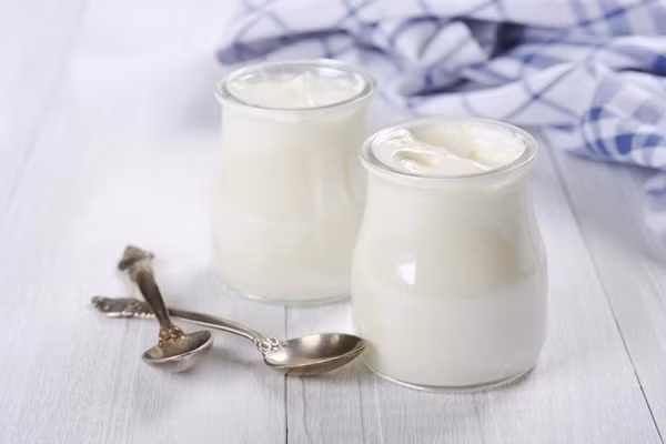  Sữa chua: Thực phẩm lên men như sữa chua đã được chứng minh giúp tăng cường sản xuất gramma interferon giúp ức chế sự nhân lên của virus. Bạn có thể sử dụng sữa chua vào các bữa ăn phụ.