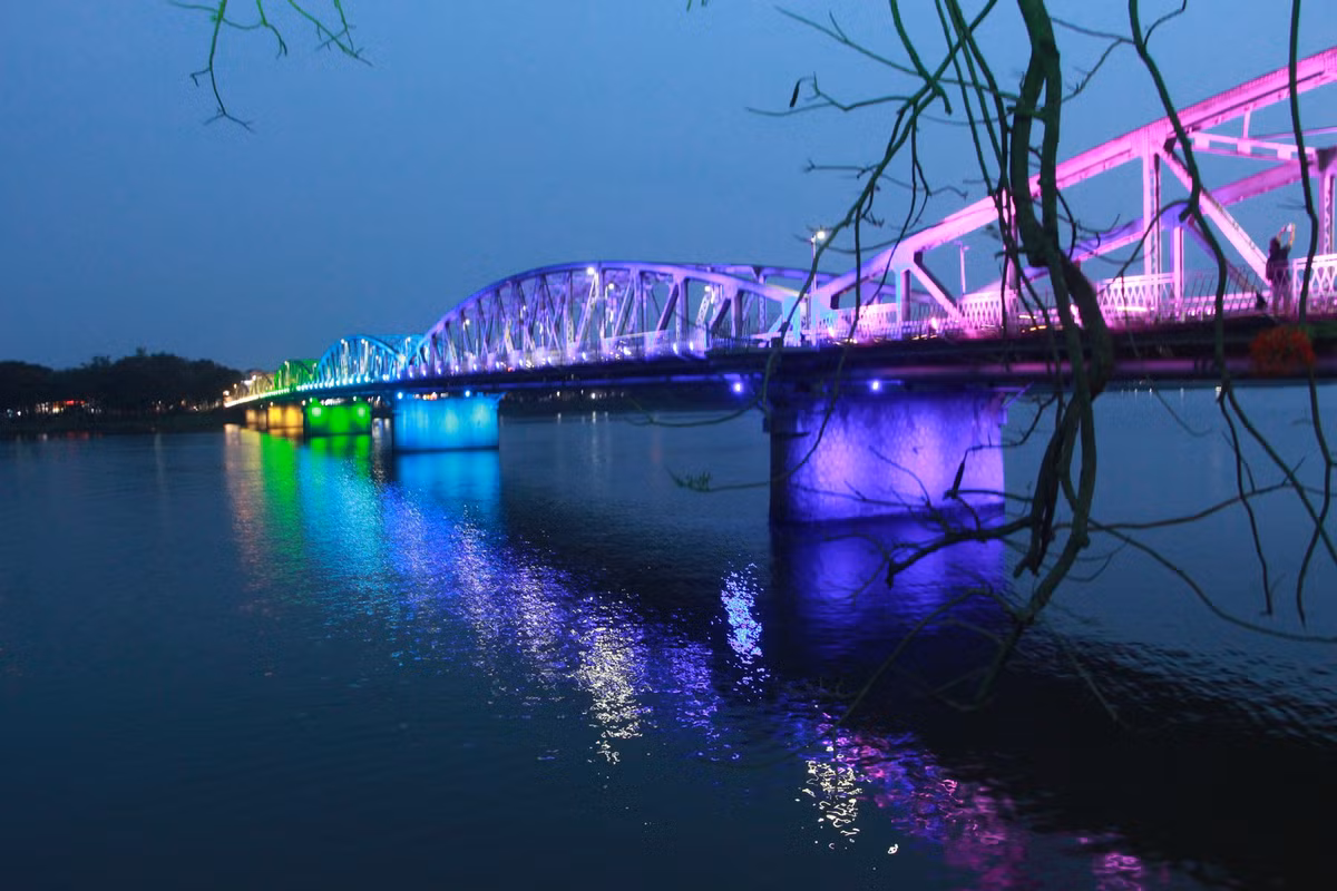 Cây dài 402.60m, cao 5.45m, rộng 6m gồm 6 nhịp đầm thép, mỗi nhịp có khẩu độ là 67m. Mặc dù cầu từng bị gẫy nhịp tới 3 lần, hiện cầu vẫn đứng vững trước thời gian và trở thành là một biểu tượng của Huế.