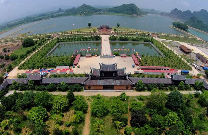 Do thành Nam chỉ là vùng căn cứ quân sự hiểm trở, phòng thủ mặt sau mà nó thường được dân gian gọi riêng là thành Tràng An, 2 vòng thành kia là nơi đặt cung điện nên còn được gọi là thành Hoa Lư….