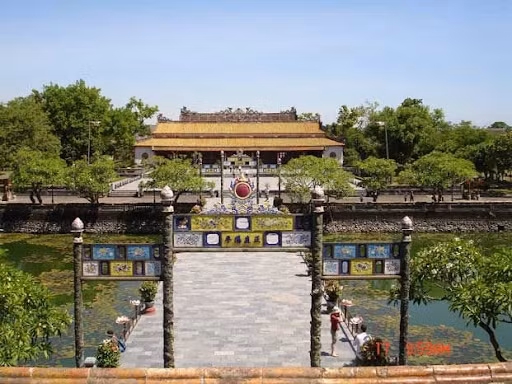 Toàn bộ hệ thống cung điện ở bên trong Hoàng thành Huế đều được thiết kế trên một trục đối xứng. Trục chính giữa chính là công trình dành cho vua. Các công trình còn lại ở hai bên đều được phân bố chặt chẽ theo khu vực với nguyên tắc “tả nam hữu nữ” và “tả văn hữu võ”. 