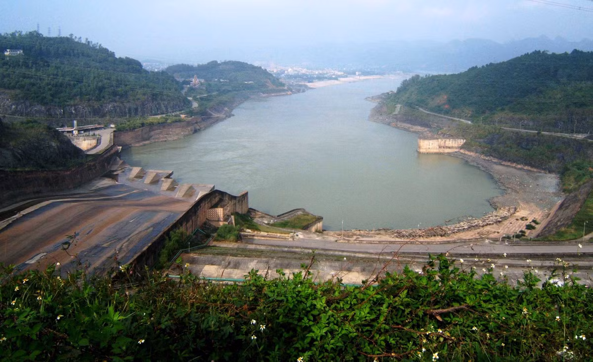 Nhà máy thủy điện Hòa Bình được khởi công và triển khai trong đúng thời điểm đất nước vừa kết thúc chiến tranh gặp muôn vàn khó khăn thiếu thốn.
