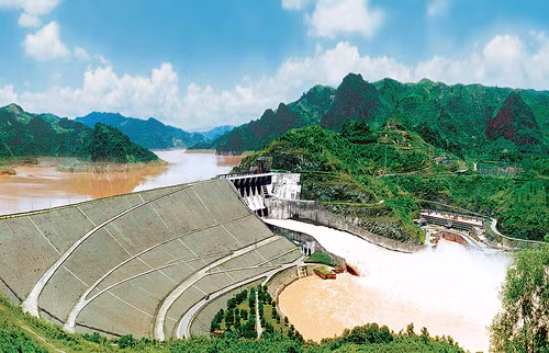 Trong 3 năm, công nhân đã cùng nhau đào 3 đường hầm ở 3 cao độ khác nhau, tiến dần vào và xuyên qua núi đá vôi. Có những ngày mùa đông, nhiệt độ xuống thấp, công nhân phải đào lòng núi trong môi trường ngập nước, lạnh buốt thấu xương.