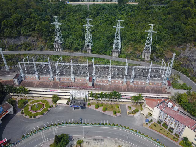 Trong lần 3, do cửa van không kín, nước tràn vào. Để vào được phía trong xử lý van, công nhân phải đi qua một đường ống ngầm sâu 80m. Đội thợ lặn lặn sâu xuống phía dưới dùng vải, bao tải bịt chỗ hở, rồi đổ bê tông vào những khe hở đó. Đội thợ hàn làm việc ở phía trên.