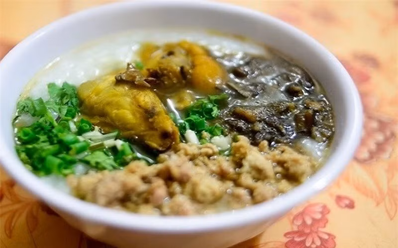 Cháo ấu tẩu: Cháo ấu tẩu ở Hà Giang được làm từ nguyên liệu là củ ấu tẩu, một loại củ có chất độc cực mạnh. Tuy nhiên, qua bàn tay chế biến của người dân bản địa, chúng không những hết độc mà còn rất ngon. Món ăn kỳ lạ cháo ấu tẩu ăn kèm thịt băm, các loại rau thơm, tiêu, hay măng chua.