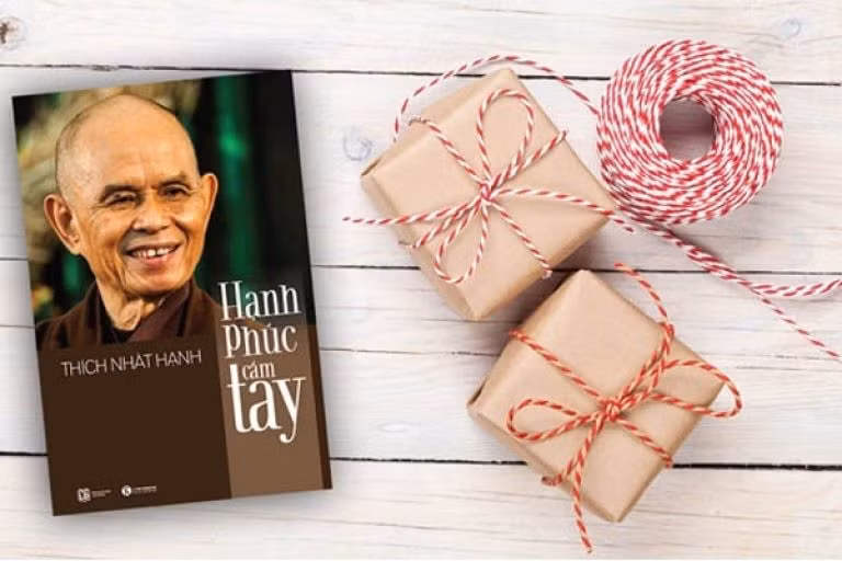 Tác phẩm Hạnh phúc cầm tay là một trong số cuốn sách được ưu thích nhất của thiền sư Thích Nhất Hạnh.