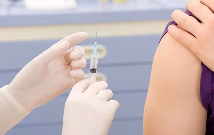 Trong khi đó với công nghệ mRNA, một loại vắc xin có thể được tổng hợp và tạo ra chỉ sau vài phút. Sự khác biệt đáng kinh ngạc về tốc độ này là do vắc xin mRNA được chế tạo không cần dựa vào tế bào động vật mà dựa trên các enzyme tổng hợp. 