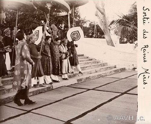 Ân phi Hồ Thị Chỉ Bà rất được nể trọng thường xuất hiện cùng vua Khải Định trong những lần tiếp tân, yến tiệc với quan khách trong ngoài nước. Bà xinh đẹp, am hiểu văn hóa, nói tiếng Pháp rất thông thạo, vẫn làm phiên dịch cho nhà vua.