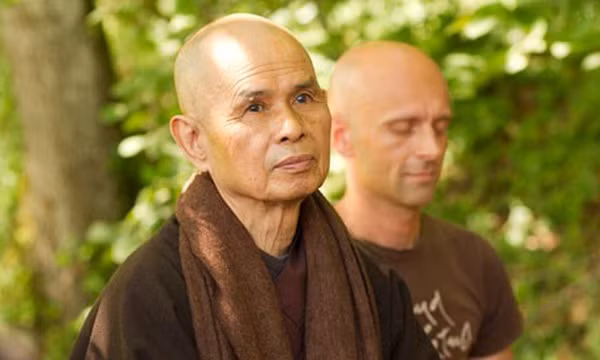 Theo thiền sư, thông thường để chế ngự cơn giận, chúng ta buộc bản thân kìm nén lại. Nhưng “đè nén cơn giận” càng khiến chúng ta mất kiểm soát và lại rơi vào “cái bẫy” của những cơn giận, thậm chí là những cơn giận với “quy mô” lớn hơn.