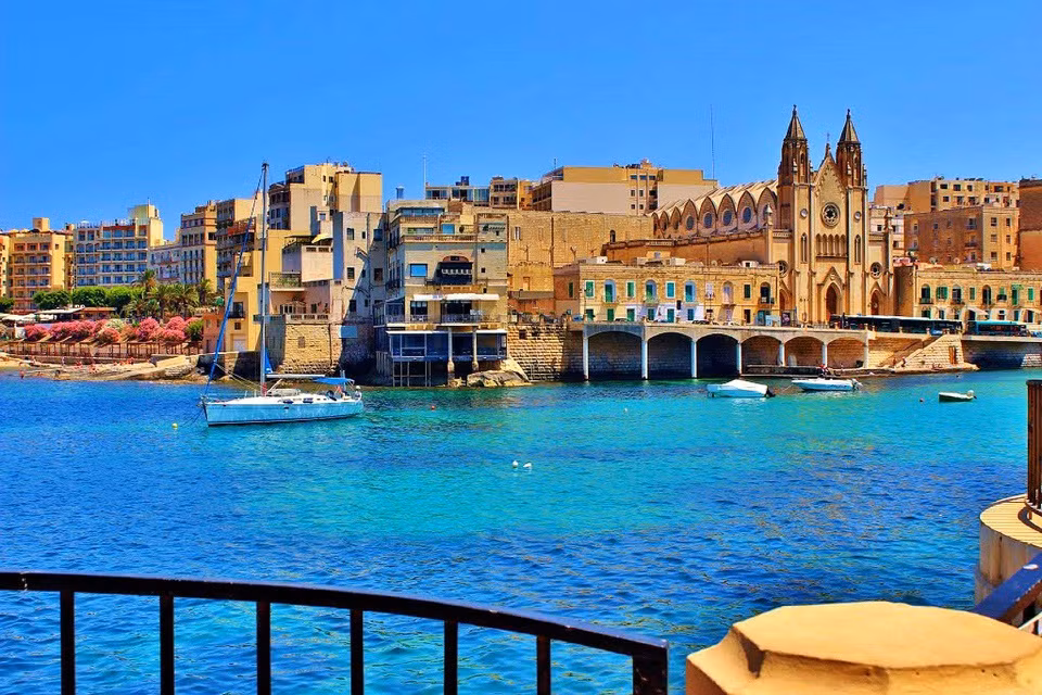 Cộng hòa Malta – 316km2: Đây là một đảo quốc Nam Âu, gồm một quần đảo nằm giữa Địa Trung Hải. Với dân số 419.000 người (2016), Malta là quốc gia nhỏ nhất nhưng lại có mật độ dân số dày nhất châu Âu. Mailta xếp thứ 48 trong các quốc gia hạnh phúc nhất trên thế giới.