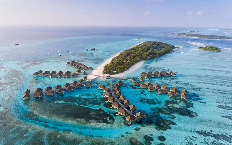 Maldives – 300km2: Maldives trở thành một nước độc lập vào năm 1965. Quốc gia nhỏ bé này giữ kỷ lục là quốc gia phẳng nhất thế giới, mức đất tự nhiên chỉ cao 2.3m so với mực nước biển. Du lịch và đánh cá là 2 ngành kinh tế then chốt của Maldives.
