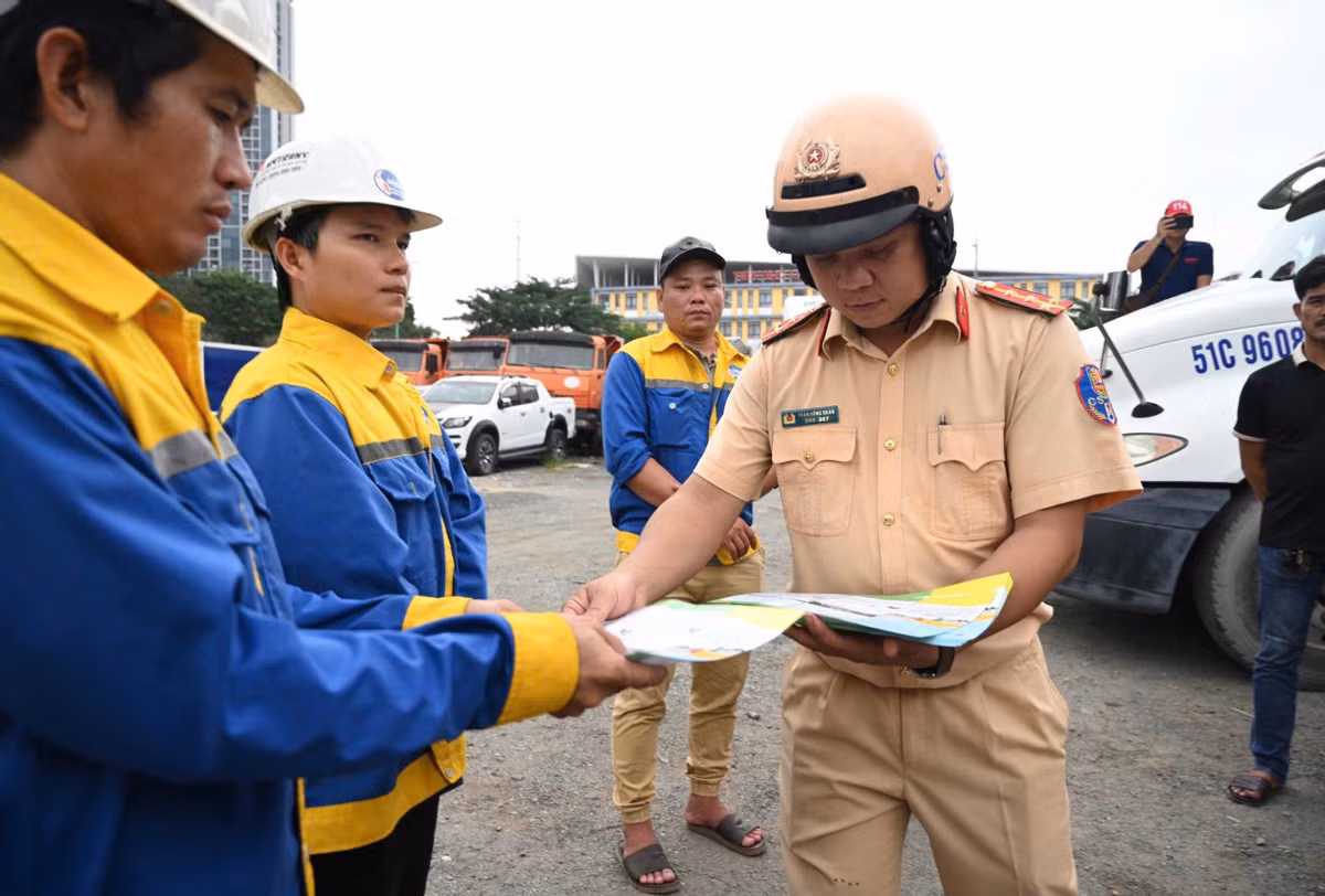 Chiều 11/12, dưới sự chỉ huy trực tiếp của Trung tá Nguyễn Hoàng Tâm (Đội trưởng CSGT Nam Sài Gòn) cùng nhiều cán bộ, chiến sĩ CSGT Nam Sài Gòn đã thực hiện công tác tuyên truyền đến các doanh nghiệp, tài xế trên địa bàn.