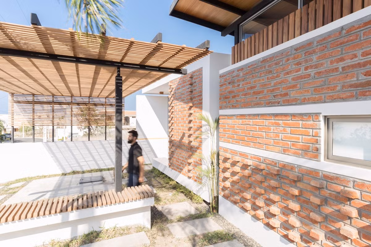 Tường gạch trần tự nhiên và mộc mạc.