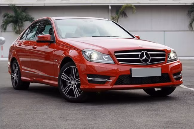 Lệ Quyên sở hữu 3 chiếc Mercedes sang trọng với tổng giá trị lên tới 12 tỷ đồng. Hermes, Dior, Chanel....là những thương hiệu túi xách Lệ Quyên hay dùng. Ảnh: Dân Việt.